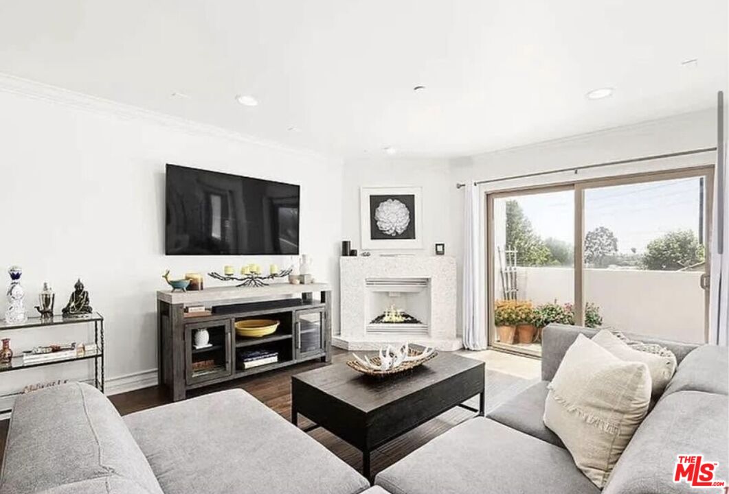 1621 Barry Ave Unit: PH3