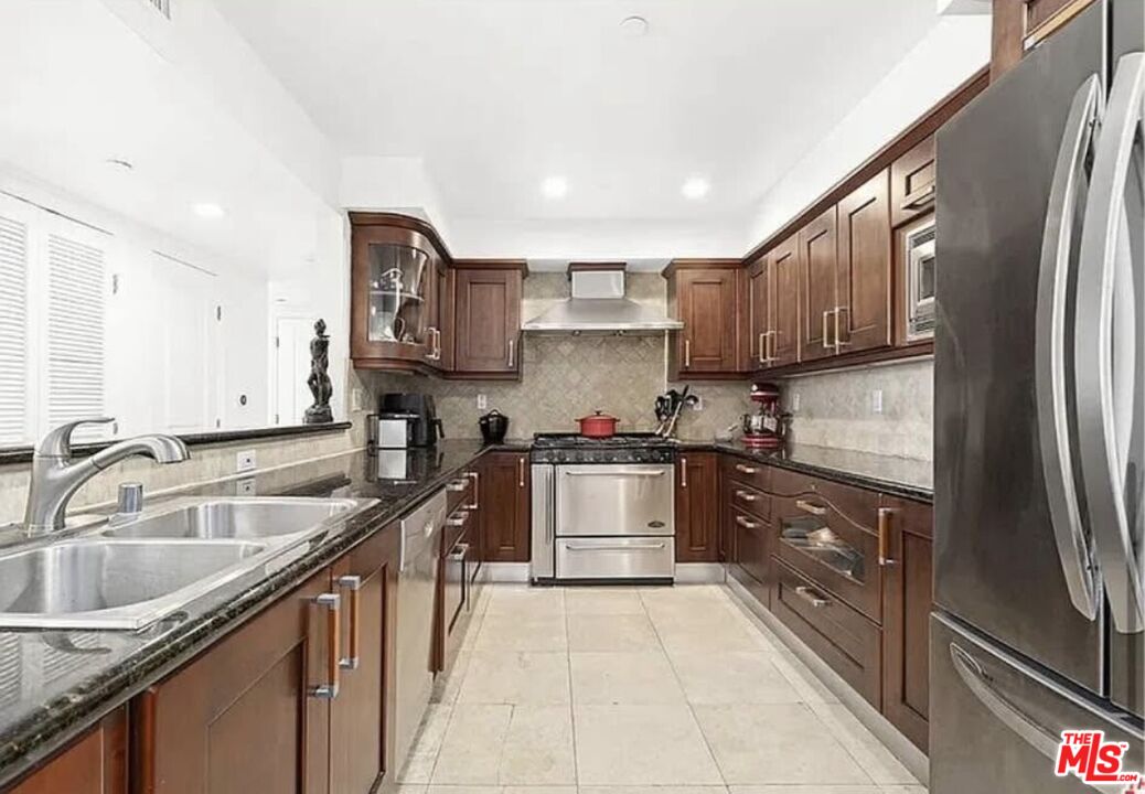 1621 Barry Ave Unit: PH3
