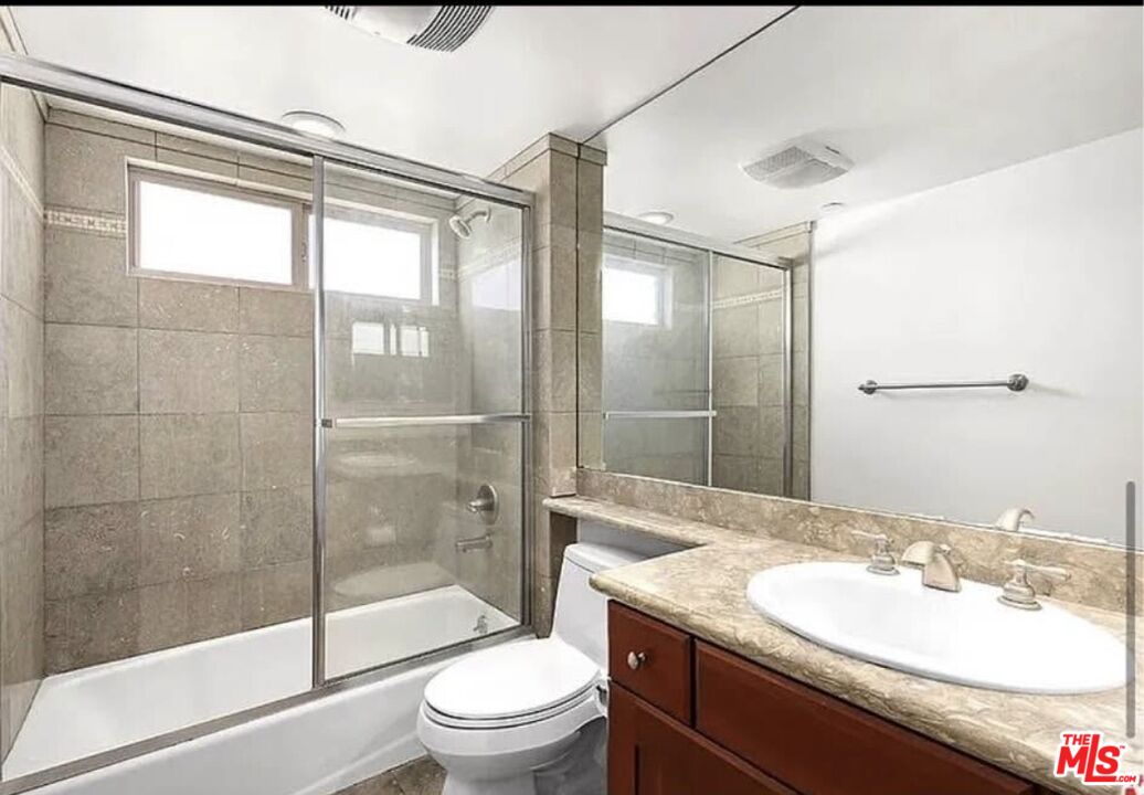 1621 Barry Ave Unit: PH3