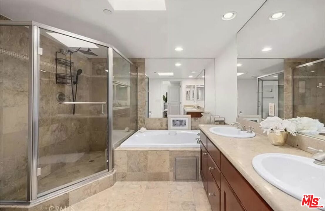 1621 Barry Ave Unit: PH3