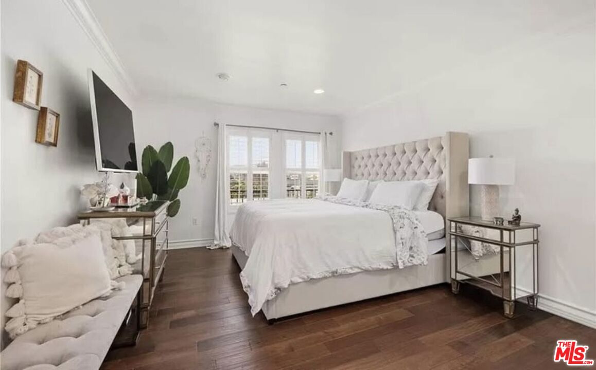 1621 Barry Ave Unit: PH3