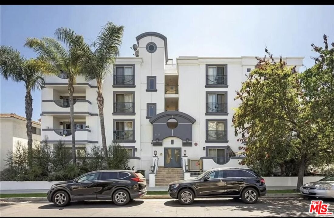 1621 Barry Ave Unit: PH3