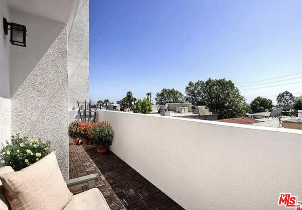 1621 Barry Ave Unit: PH3