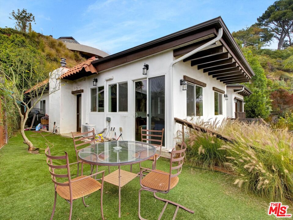 Charm and Privacy in the Hollywood Hills 