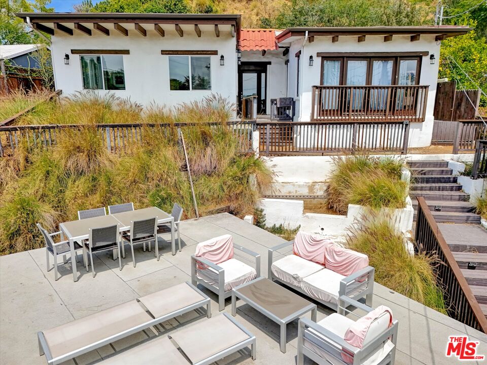 Charm and Privacy in the Hollywood Hills 