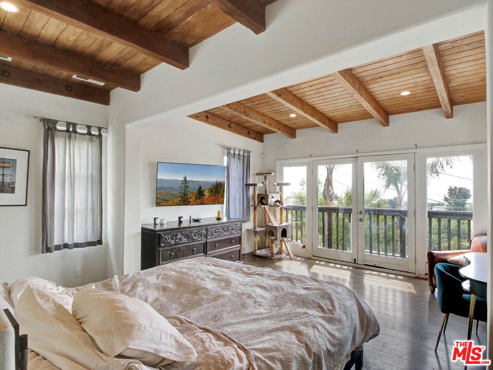 Charm and Privacy in the Hollywood Hills 