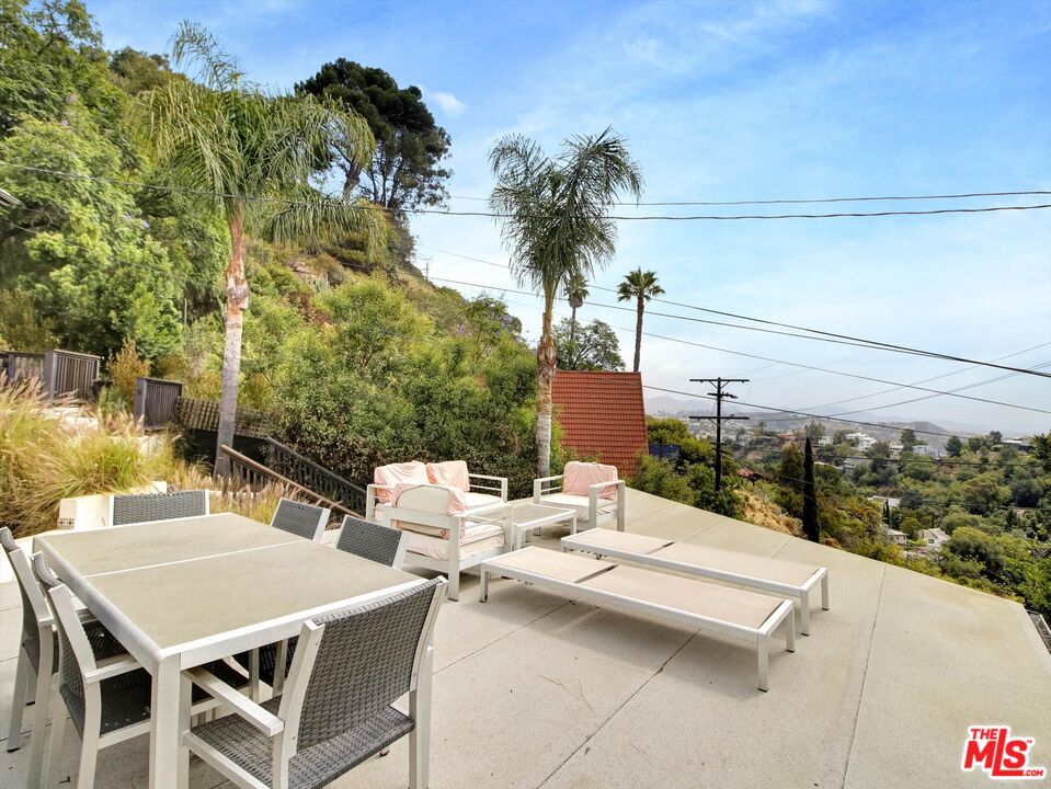 Charm and Privacy in the Hollywood Hills 
