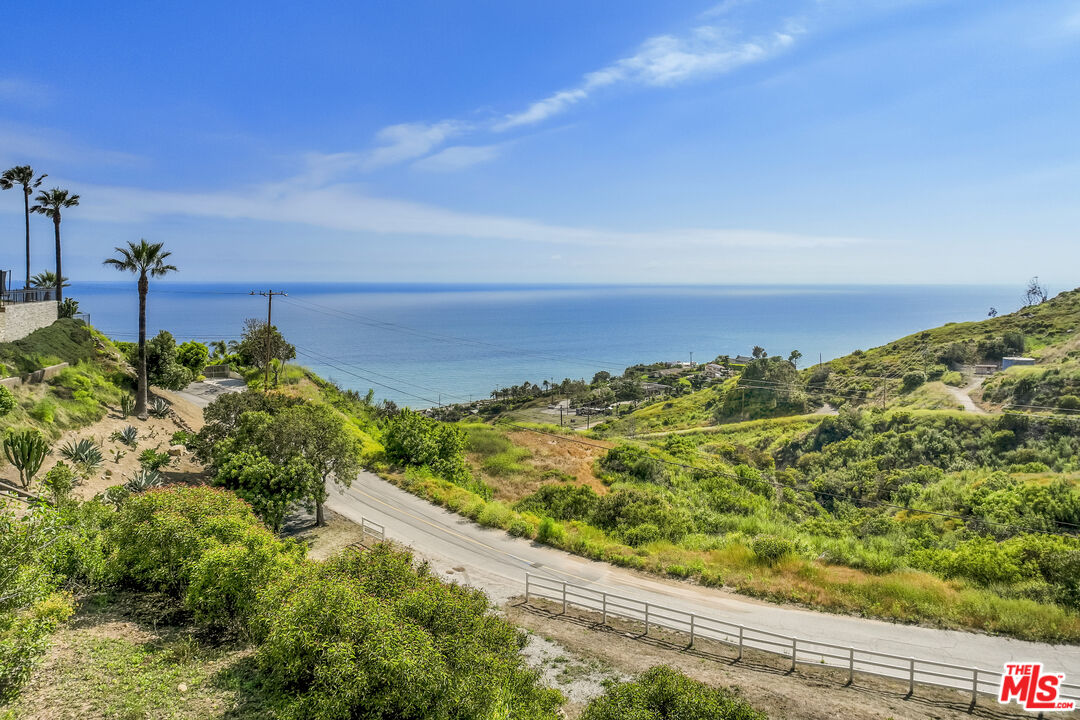 4421 Avenida De La Encinal