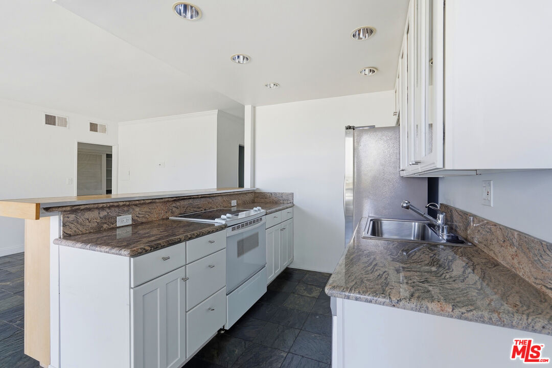 1131 Alta Loma Rd Unit: 326