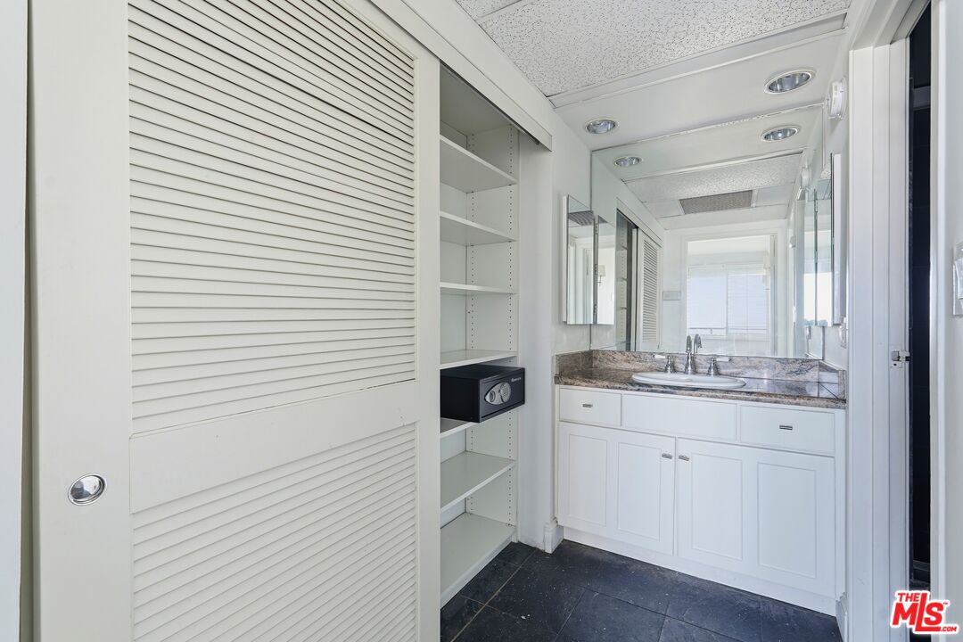 1131 Alta Loma Rd Unit: 326