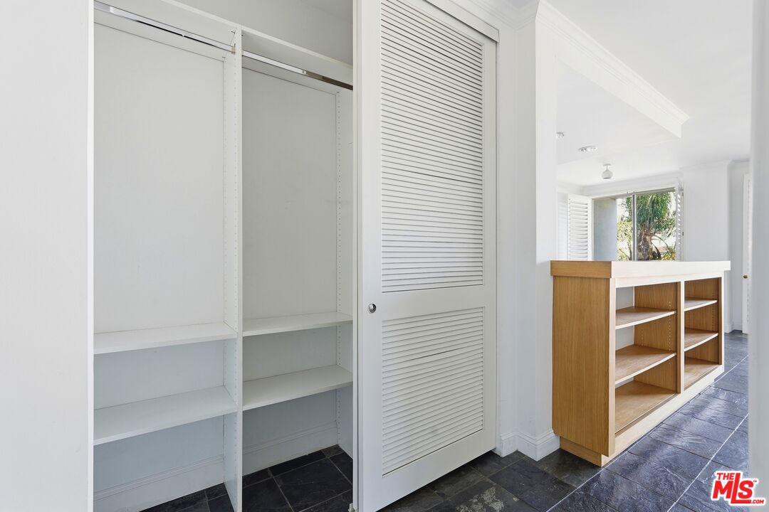 1131 Alta Loma Rd Unit: 326