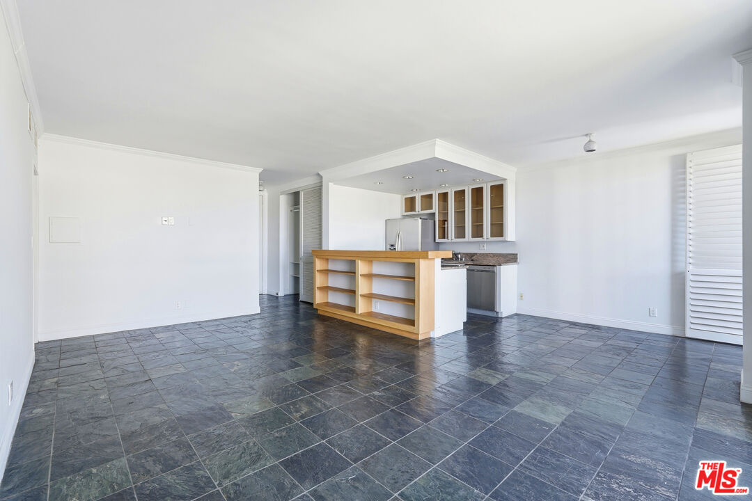 1131 Alta Loma Rd Unit: 326