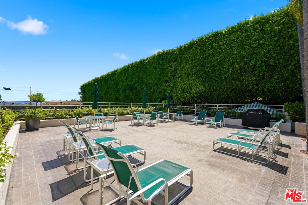 1131 Alta Loma Rd Unit: 326