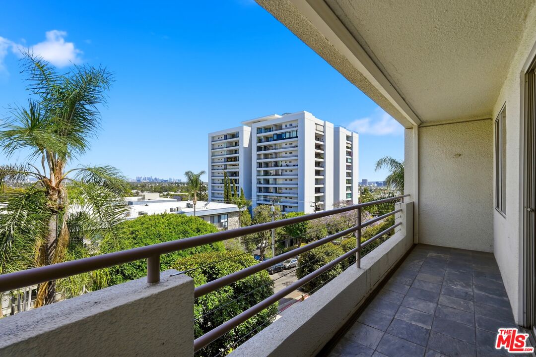 1131 Alta Loma Rd Unit: 326