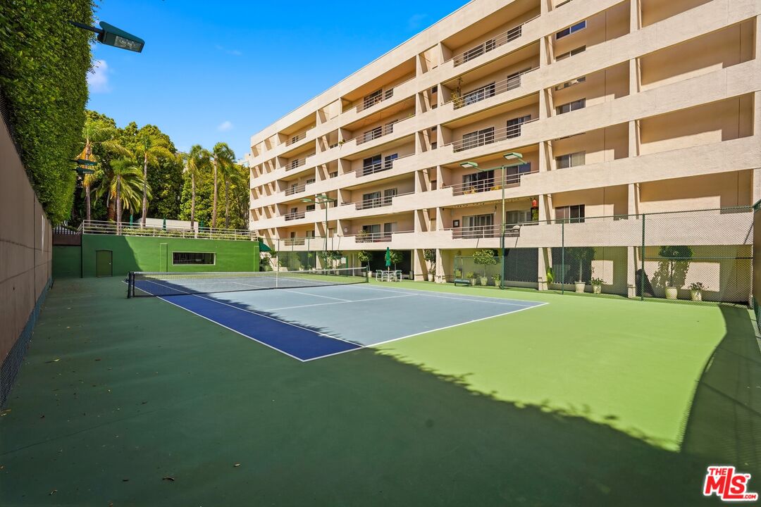 1131 Alta Loma Rd Unit: 326
