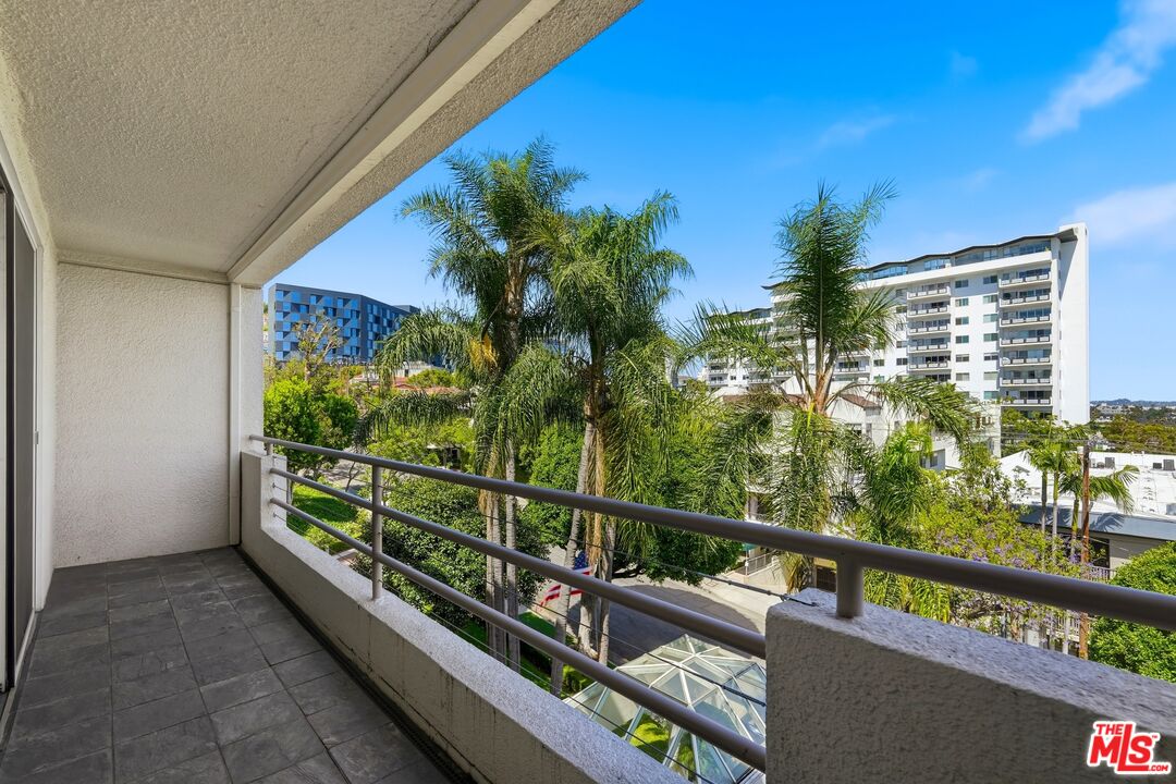 1131 Alta Loma Rd Unit: 326