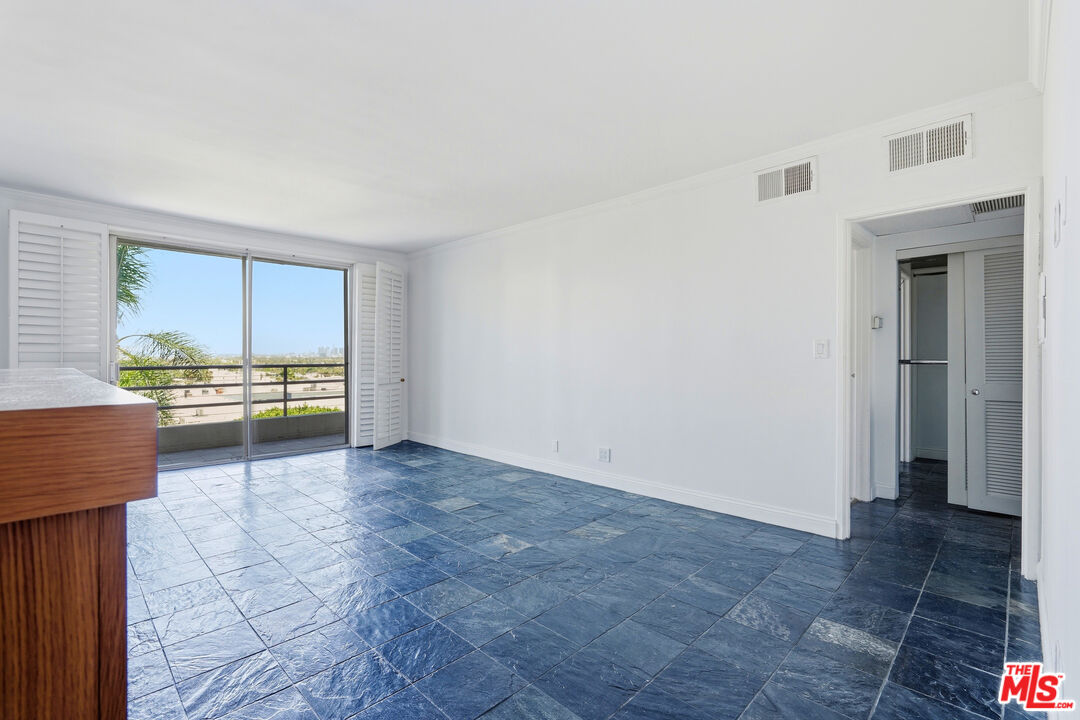 1131 Alta Loma Rd Unit: 326