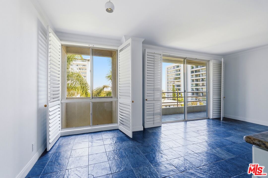 1131 Alta Loma Rd Unit: 326