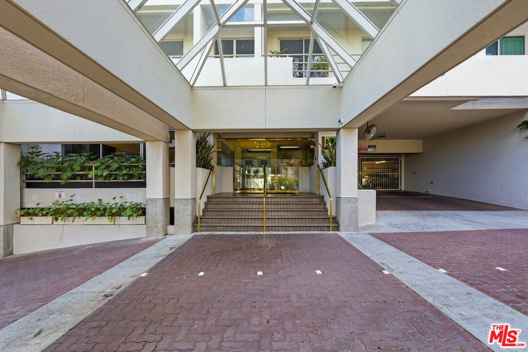 1131 Alta Loma Rd Unit: 326
