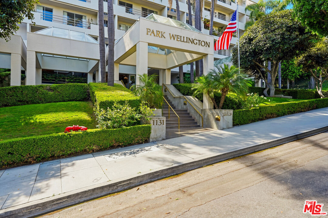 1131 Alta Loma Rd Unit: 326