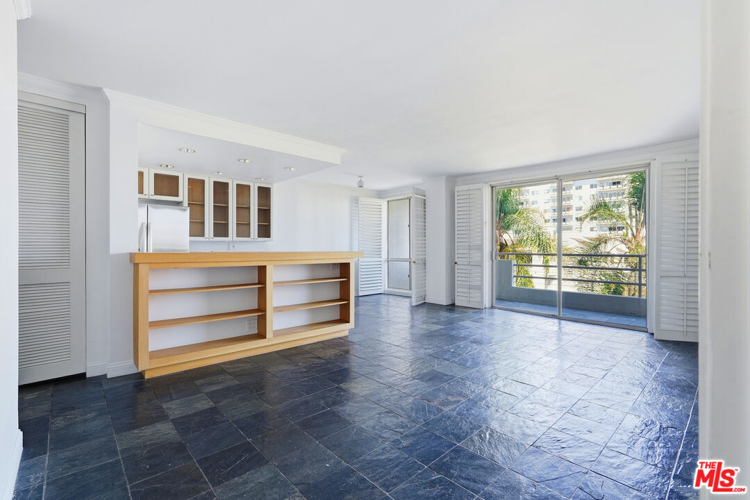 1131 Alta Loma Rd Unit: 326