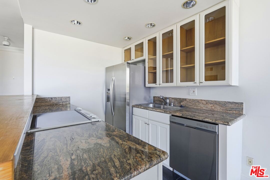 1131 Alta Loma Rd Unit: 326