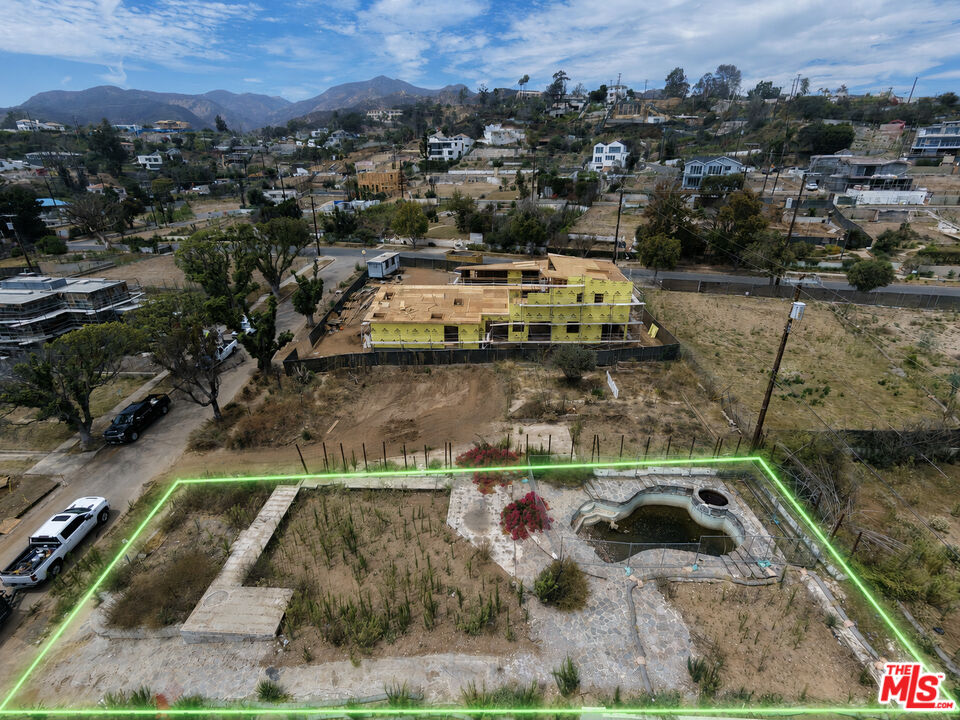 Just three blocks from Palisades Village