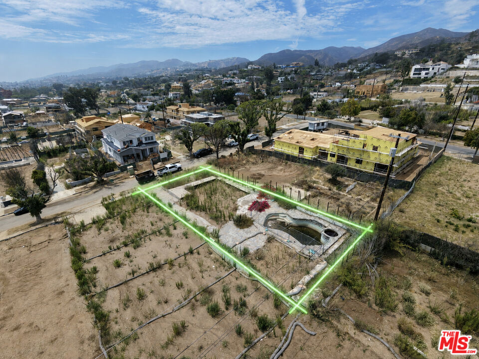 Just three blocks from Palisades Village
