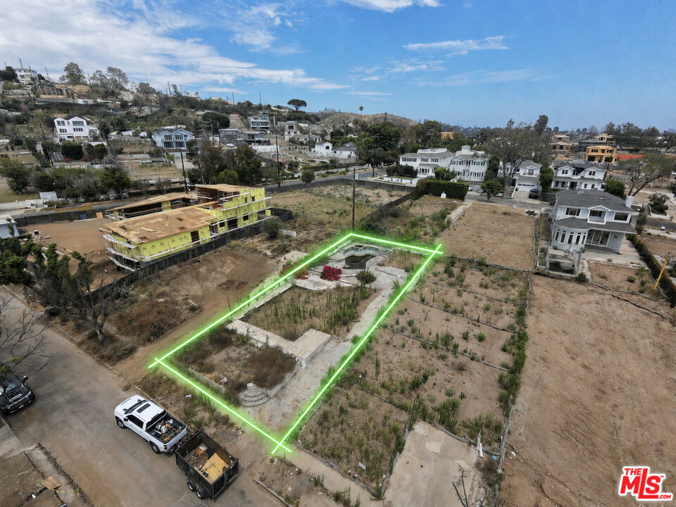 Just three blocks from Palisades Village