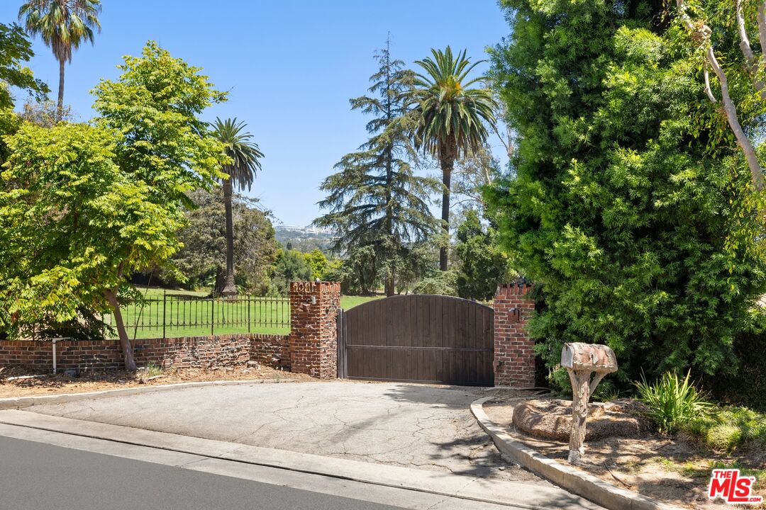12 Oakmont Dr
