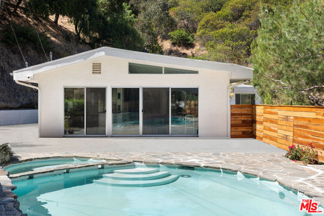 9659 Cedarbrook Dr
