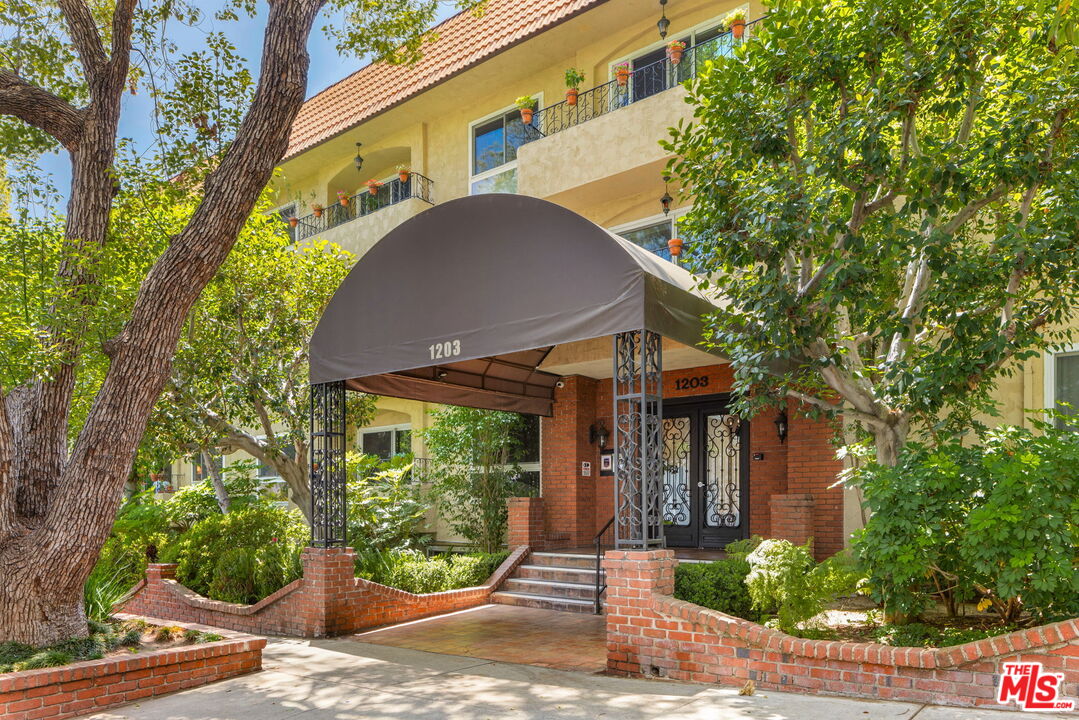 1203 N Sweetzer Ave Unit: 305