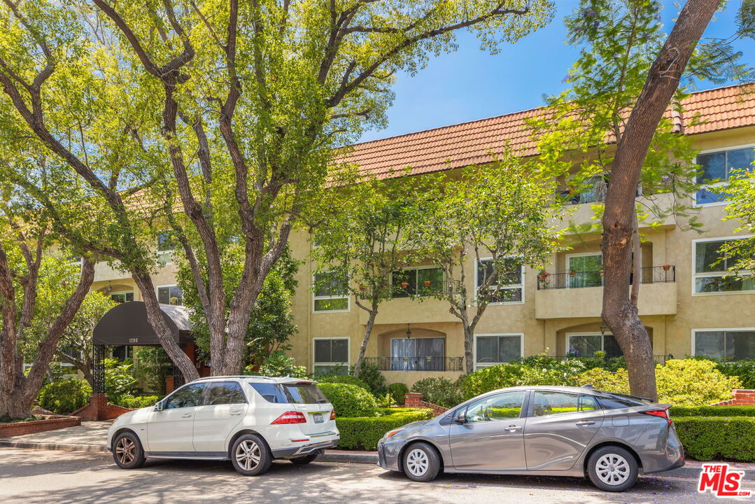 1203 N Sweetzer Ave Unit: 305