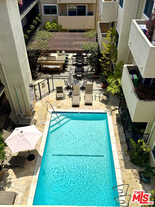 1203 N Sweetzer Ave Unit: 305