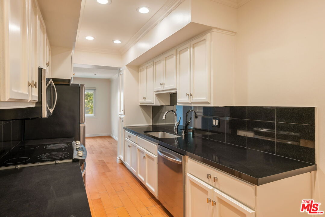1203 N Sweetzer Ave Unit: 305