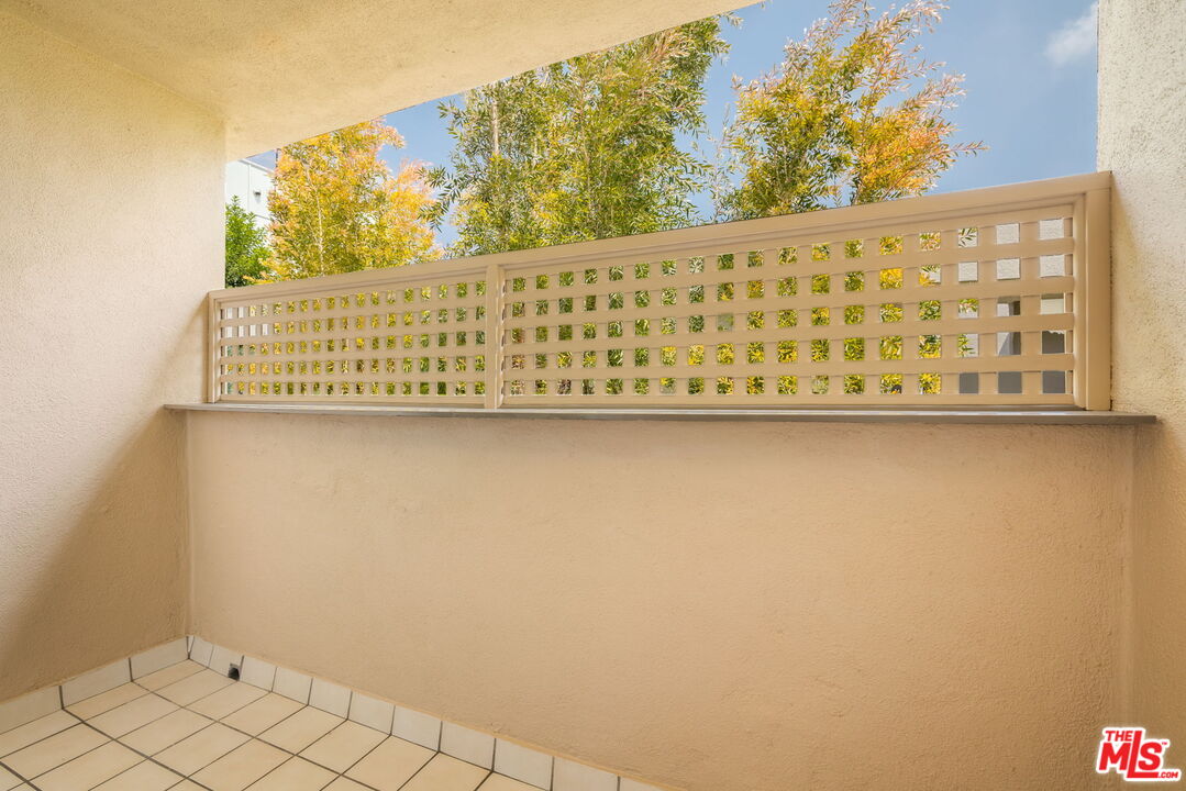 1203 N Sweetzer Ave Unit: 305