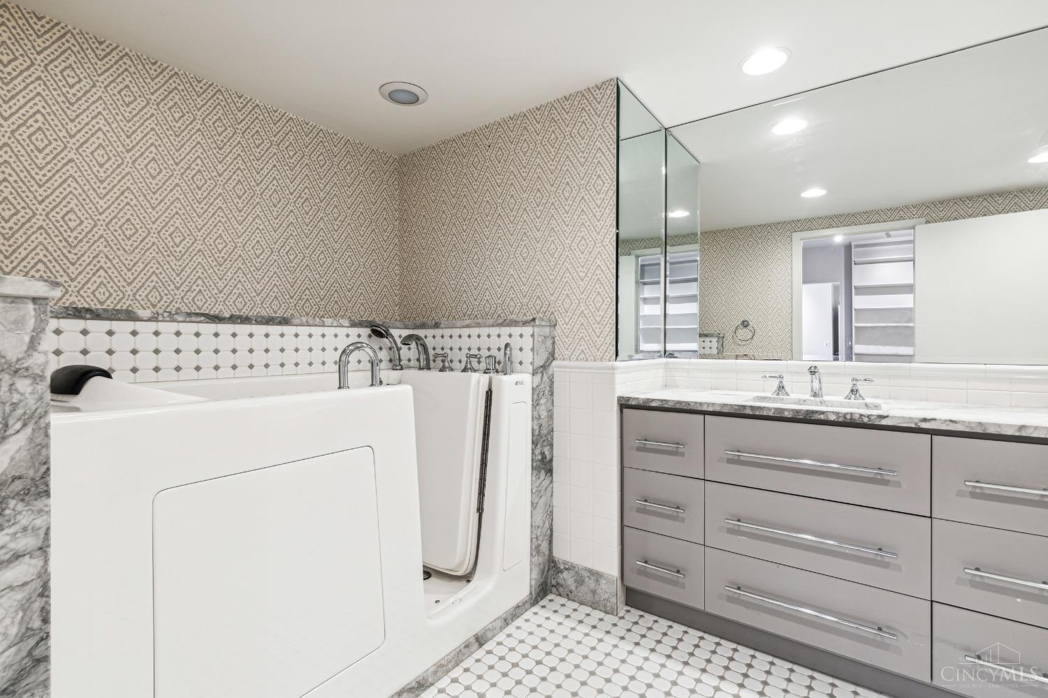 2444 Madison Road 1007