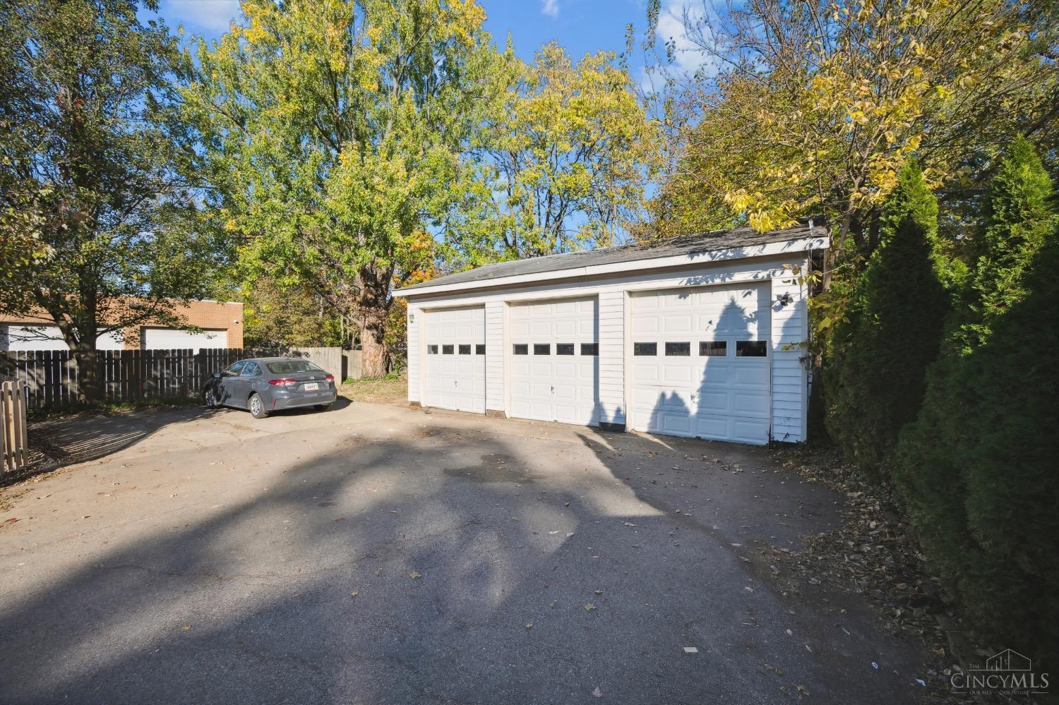 5674 Kenwood Road