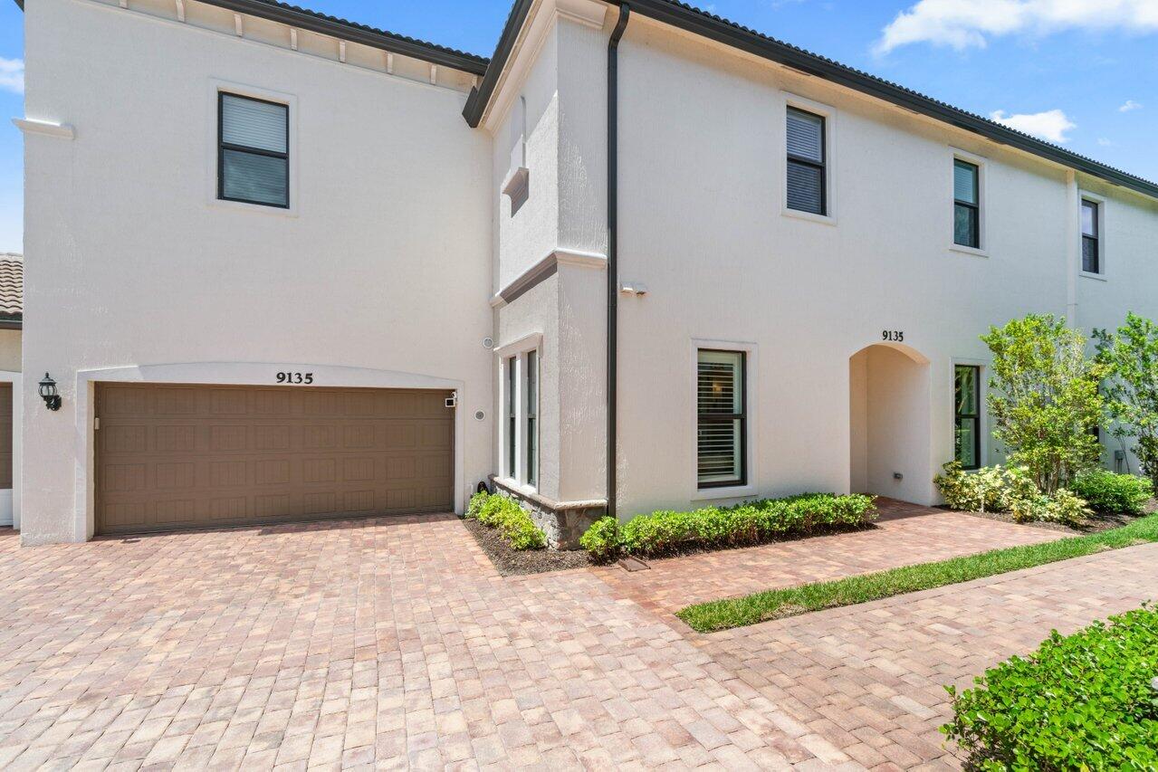9135 Passiflora Wy 102