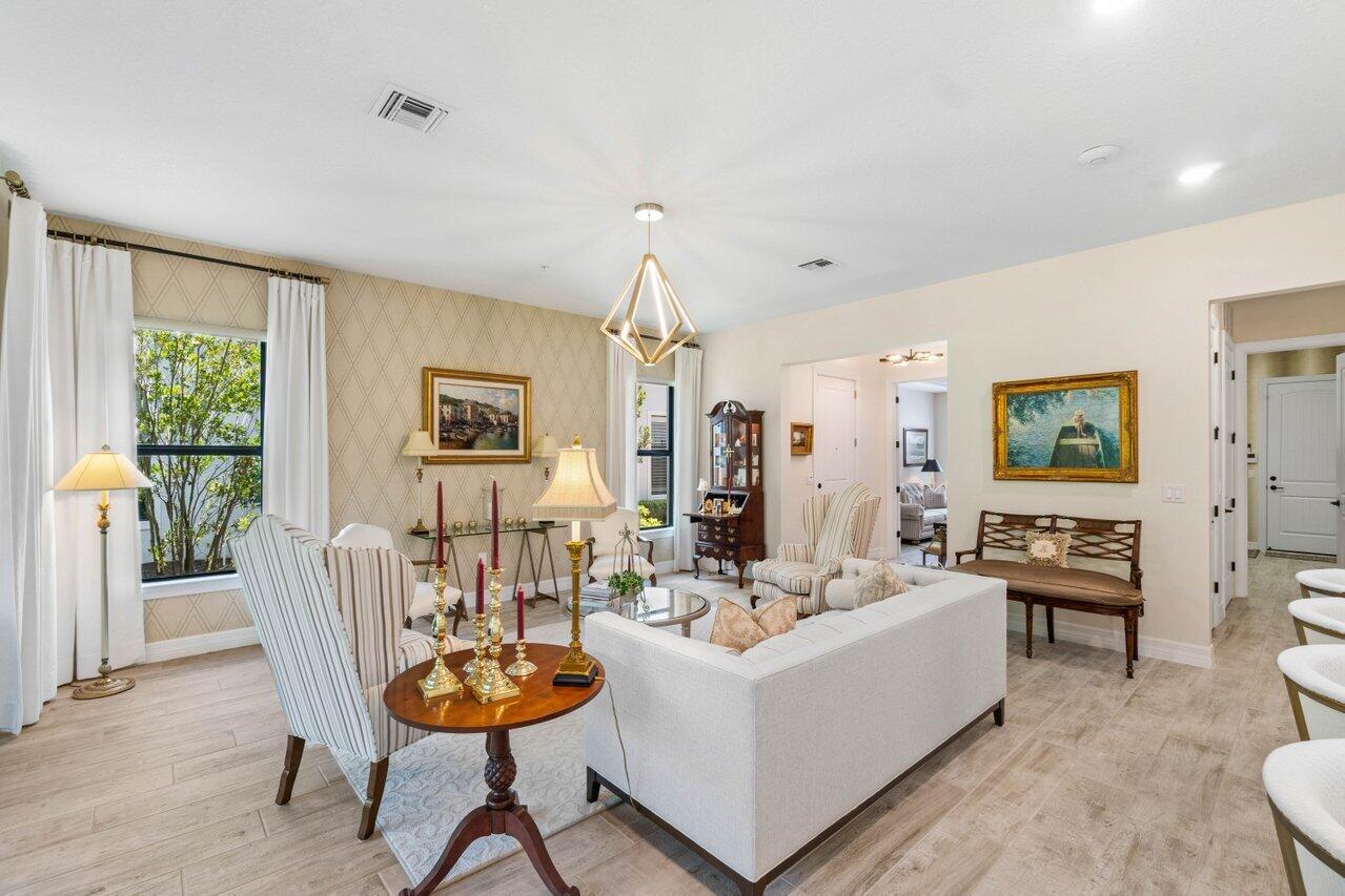 9135 Passiflora Wy 102