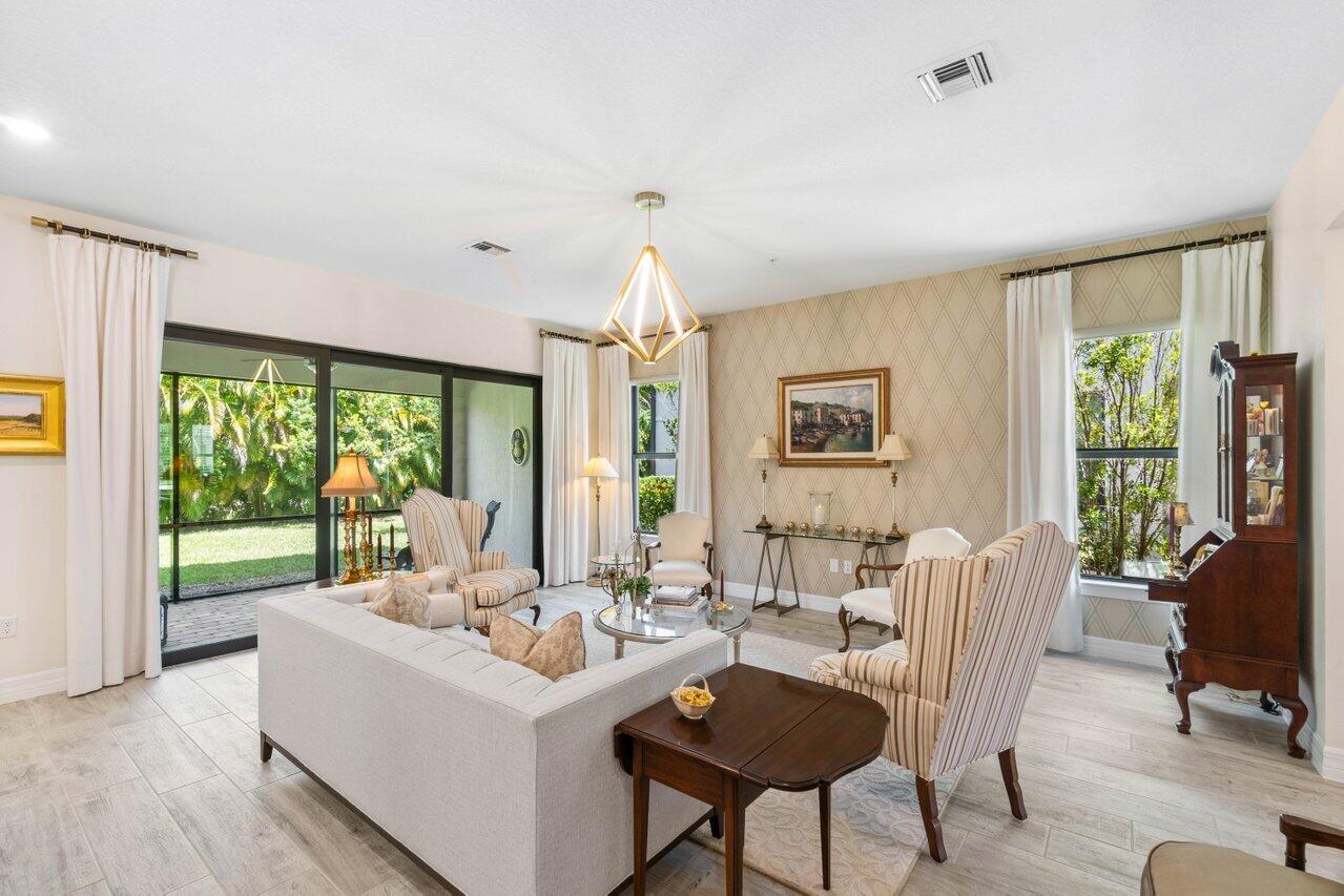 9135 Passiflora Wy 102