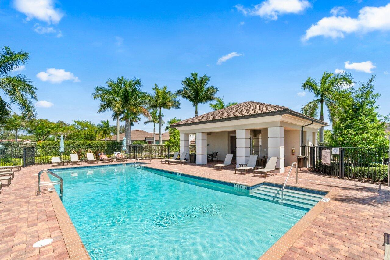 9135 Passiflora Wy 102