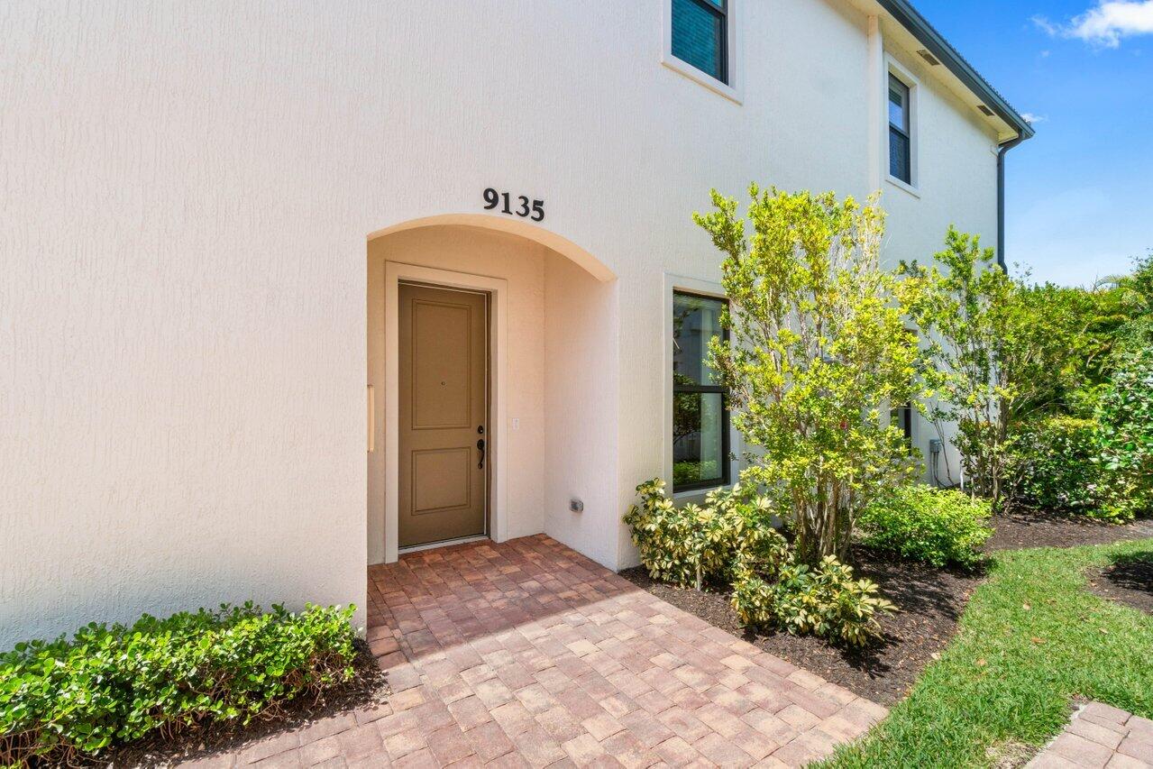 9135 Passiflora Wy 102
