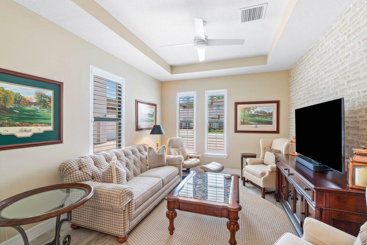 9135 Passiflora Wy 102