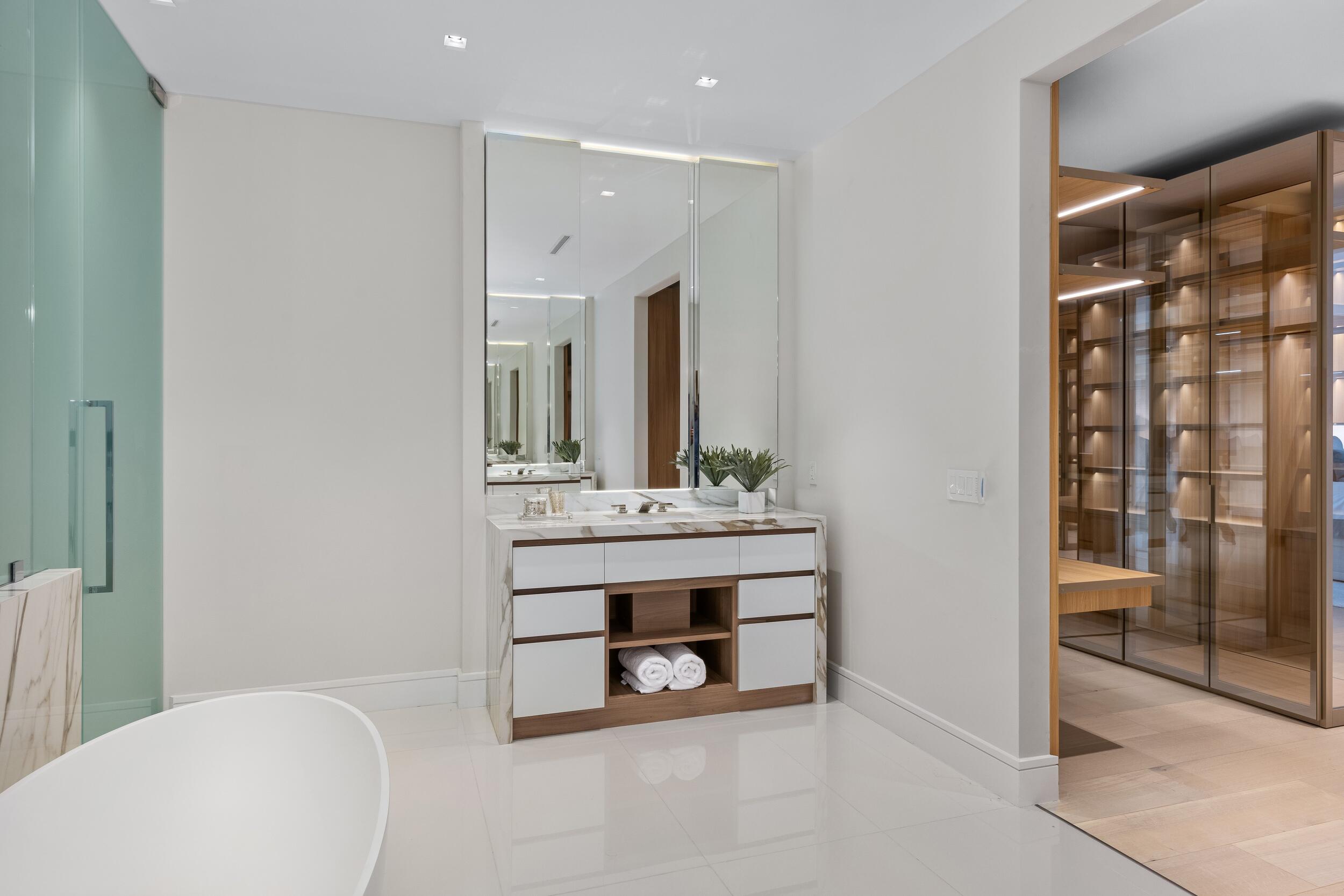 725 S Ocean Boulevard 402