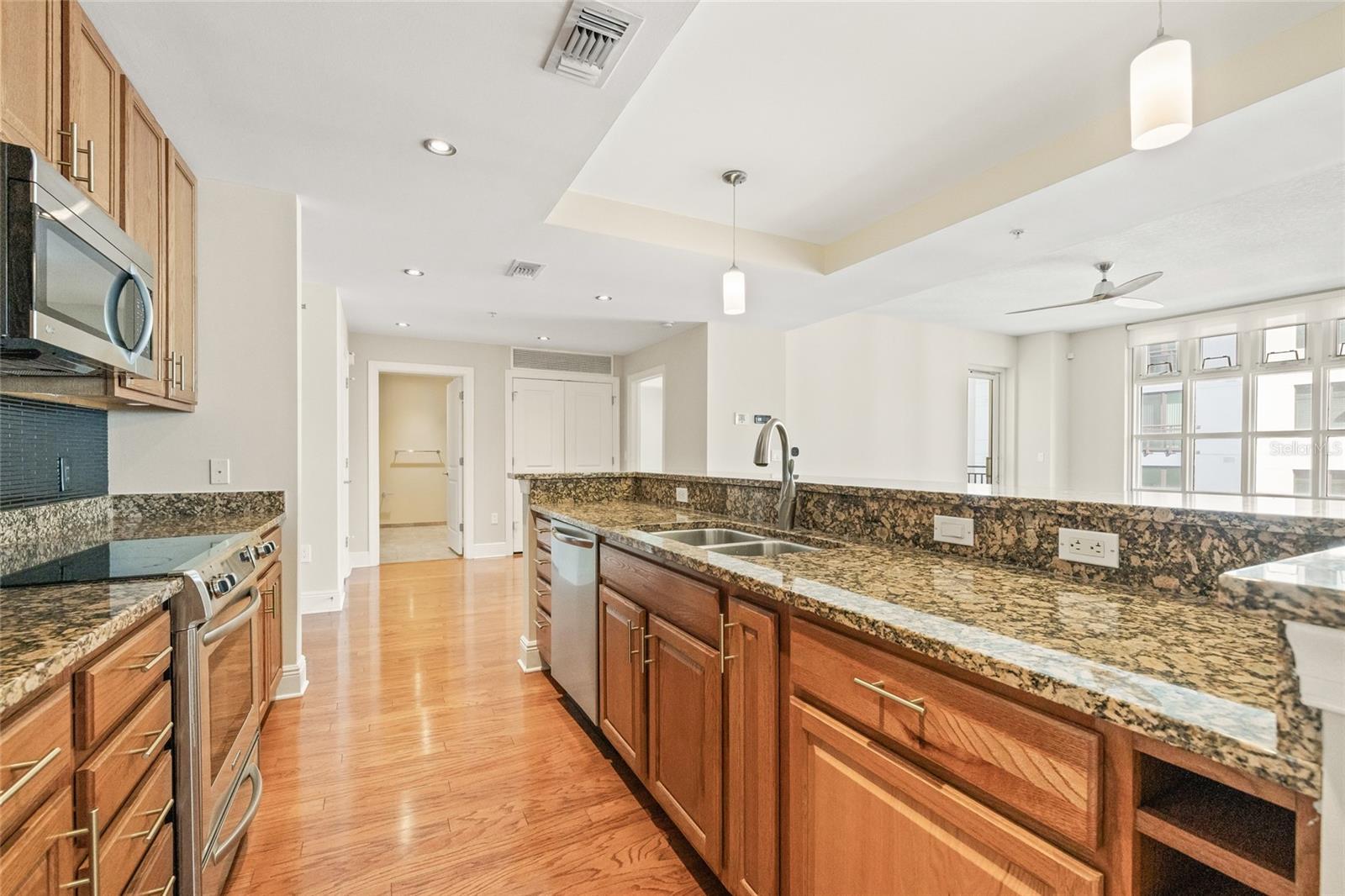 1227 E MADISON ST #605