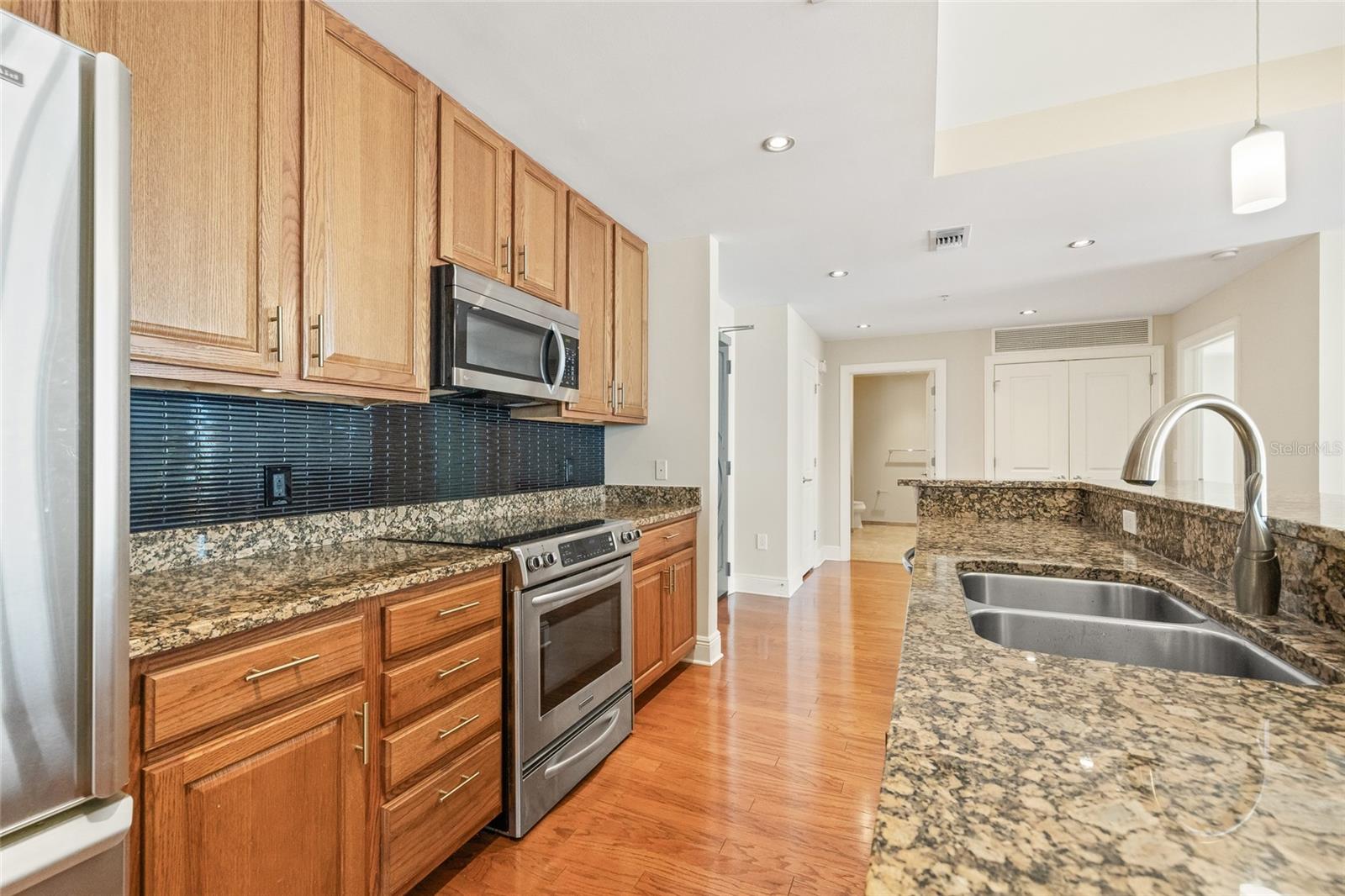 1227 E MADISON ST #605