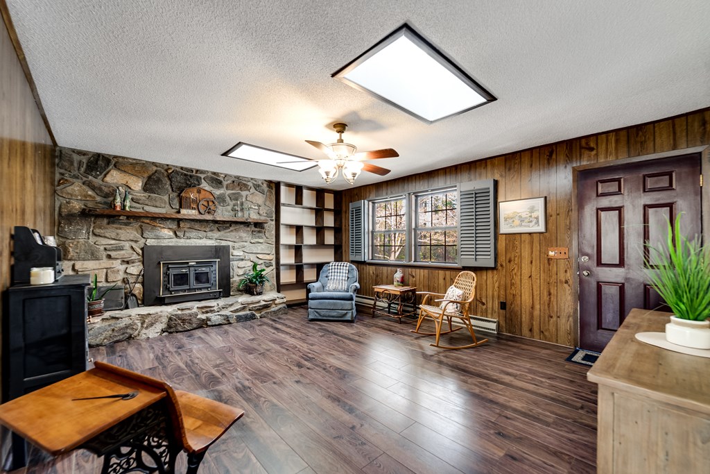 196 Crestview Heights