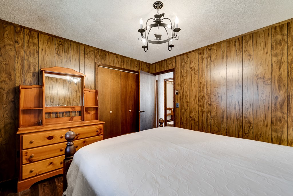 196 Crestview Heights