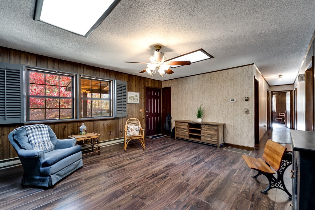 196 Crestview Heights